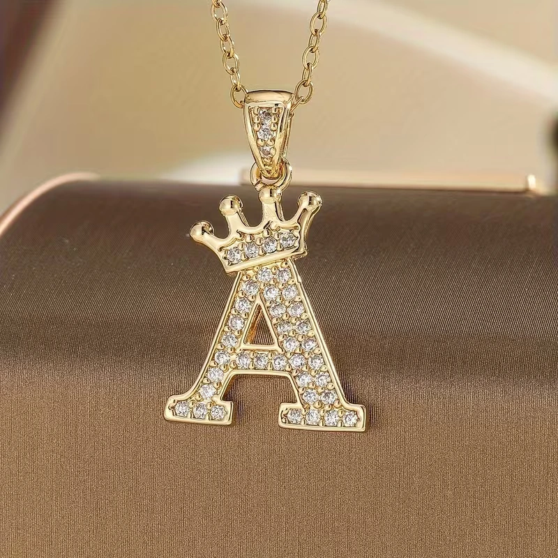 Retiazka s iniciálkou A s korunkou – pozlátená 18K zlatom so zirkónmi