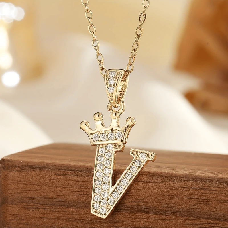 Retiazka s iniciálkou V s korunkou – pozlátená 18K zlatom so zirkónmi