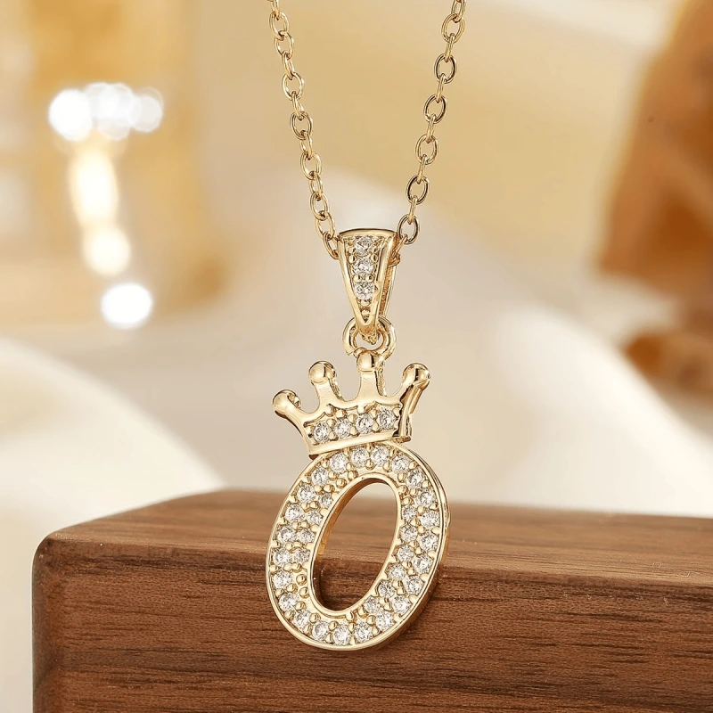 Retiazka s iniciálkou O s korunkou – pozlátená 18K zlatom so zirkónmi