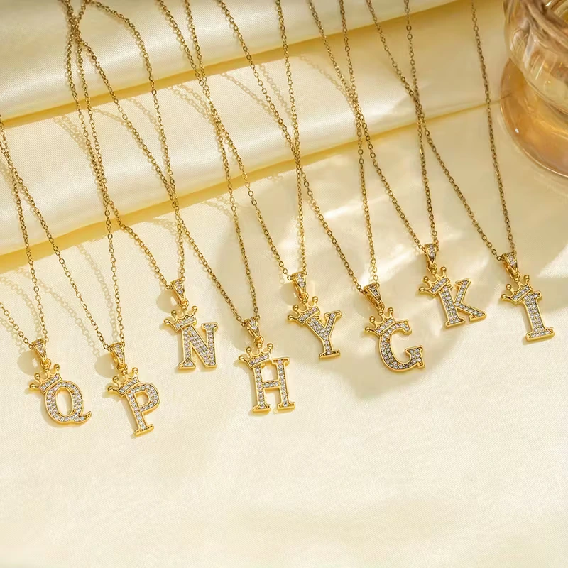 Retiazka s iniciálkou F s korunkou – pozlátená 18K zlatom so zirkónmi 2