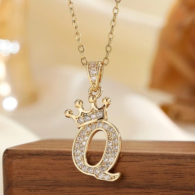 Retiazka s iniciálkou Q s korunkou – pozlátená 18K zlatom so zirkónmi